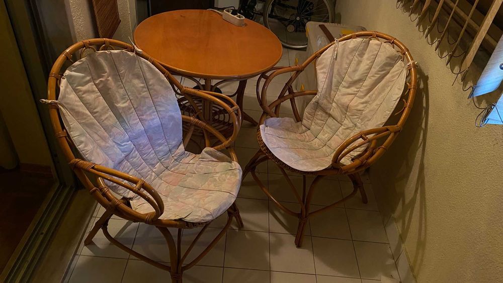 Mesa com duas cadeiras