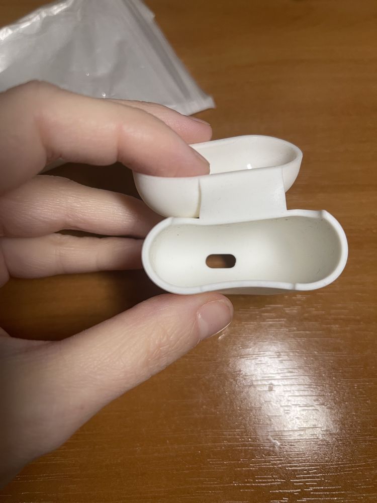 силиконовые чехол для Apple Airpods в белом цвете