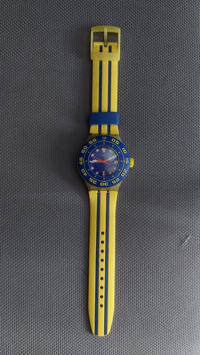 Relógio Swatch Swiss amarelo e azul
