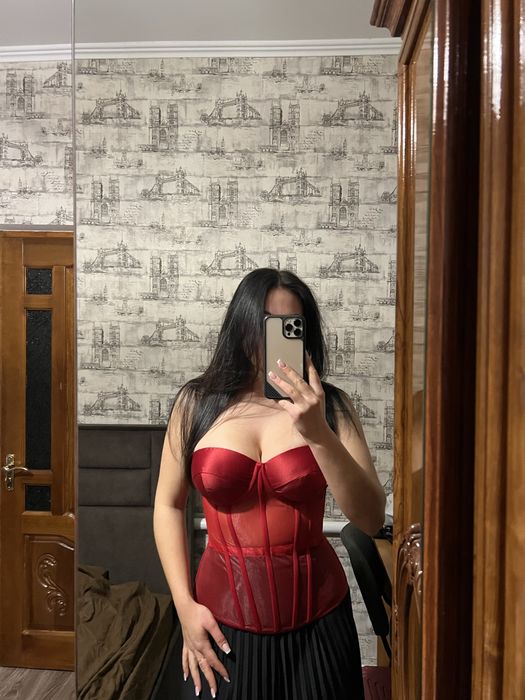 Корсет червоного кольору на шнурку