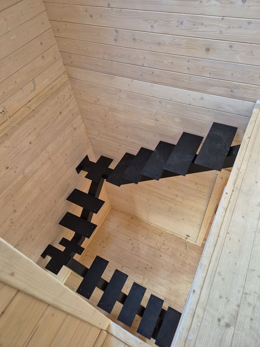 Schody metalowe wewnętrzne – nowoczesny design i solidne wykonanie