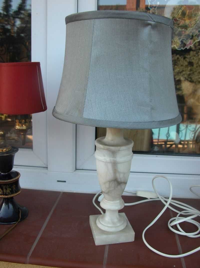 szlifowany kamień stara angielska lampa z kamienną nogą i abażurem