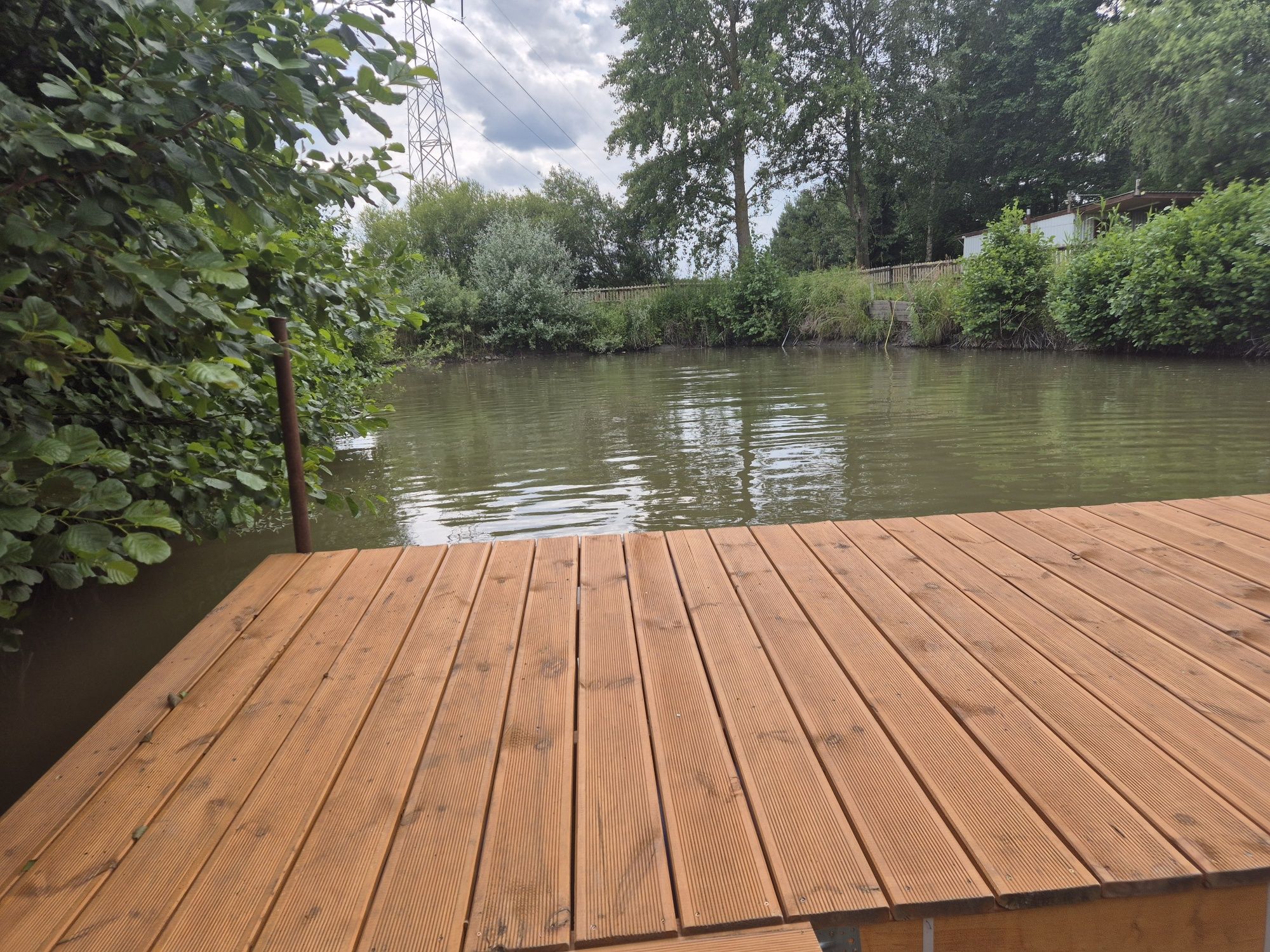 Domek nad stawem