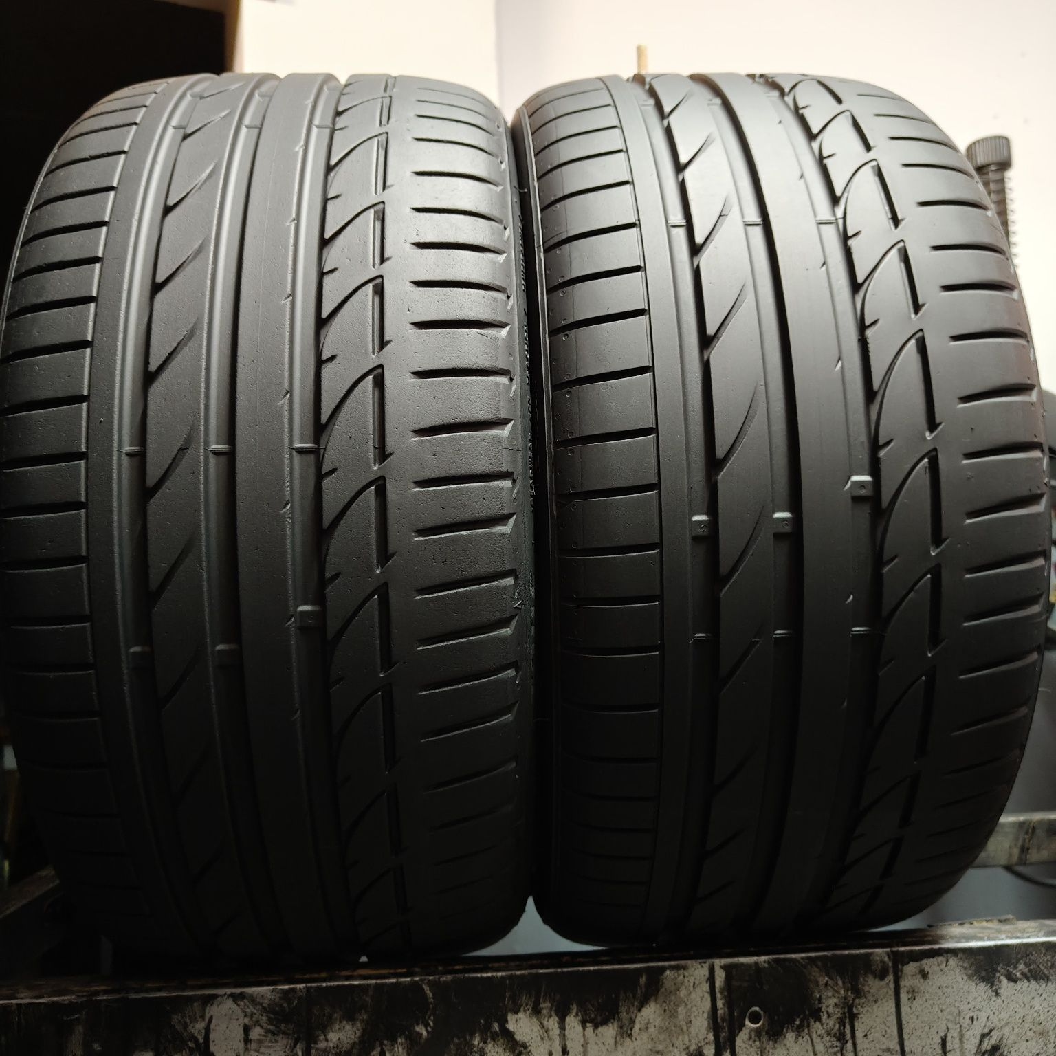 255/35/19 XL Sprzedam parę opon letnich Bridgestone