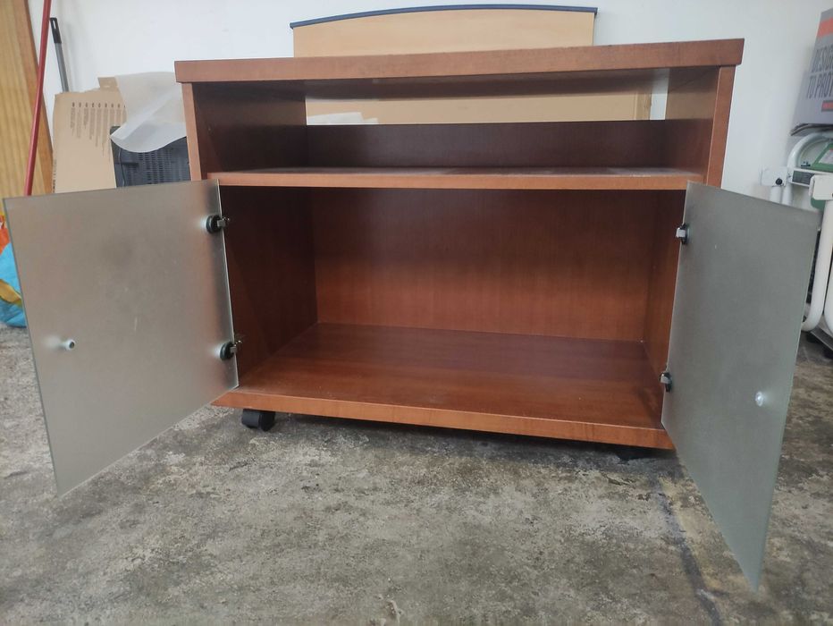 Móvel de madeira maciça