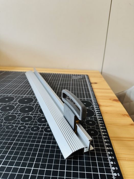 Aluminiowy liniał krawiecki 53 cm z obrotowym ostrzem