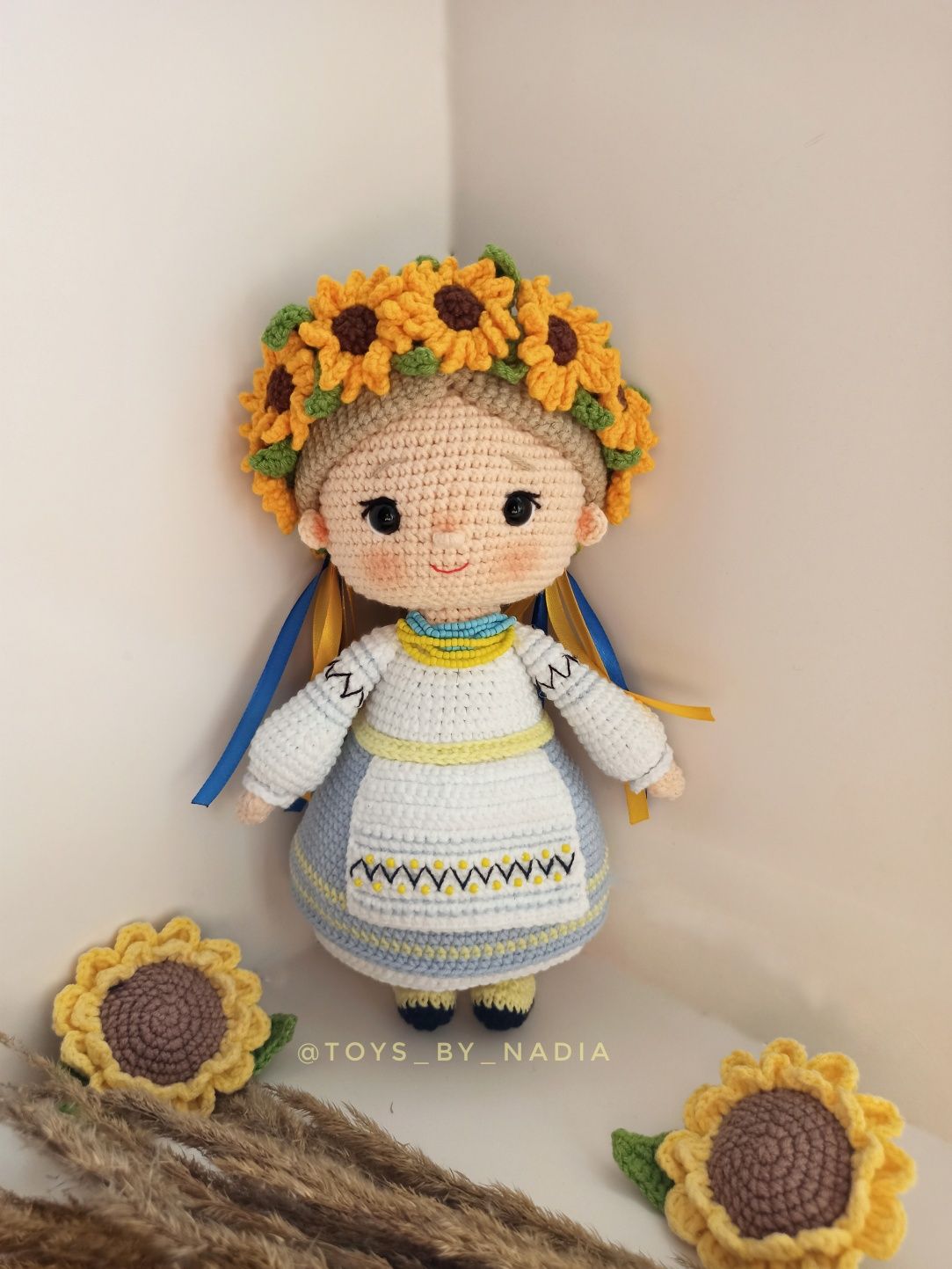 Сувенірна в'язана лялька гачком Українка, україночка