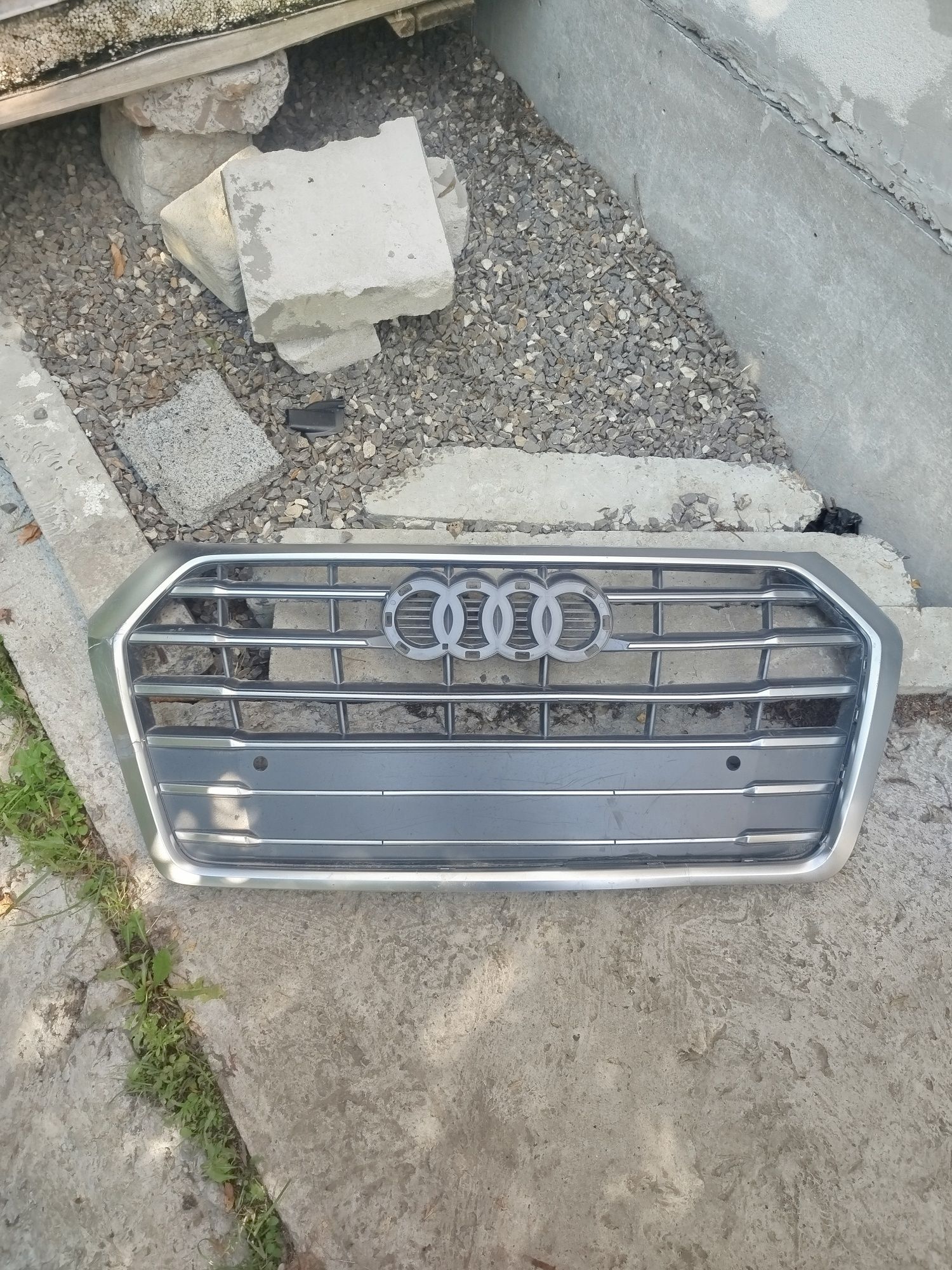 Решітки Audi Q5 80a під ремонт