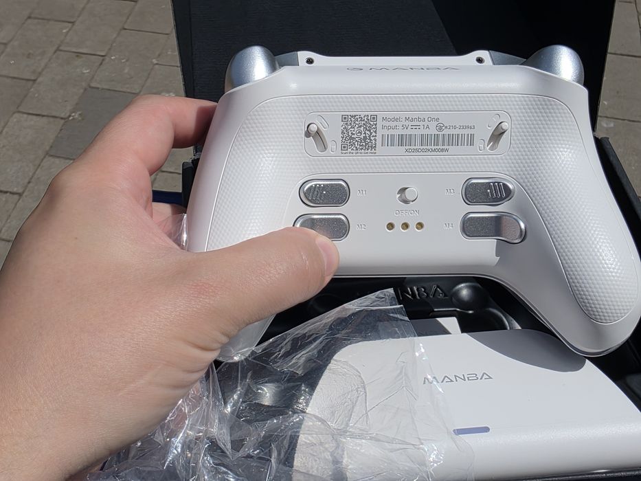 Бездротовий геймпад Manba One з дисплеєм, RGB-підсвіткою та док-стан.