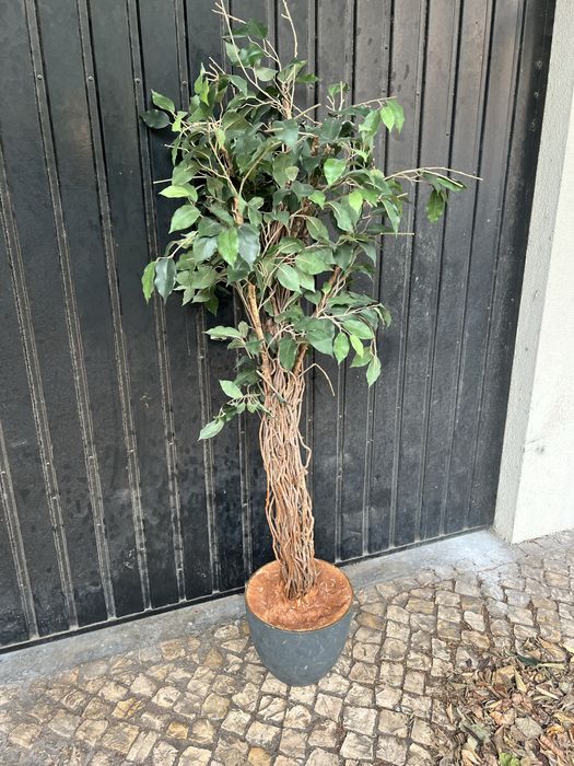 Planta artificial grande com vaso