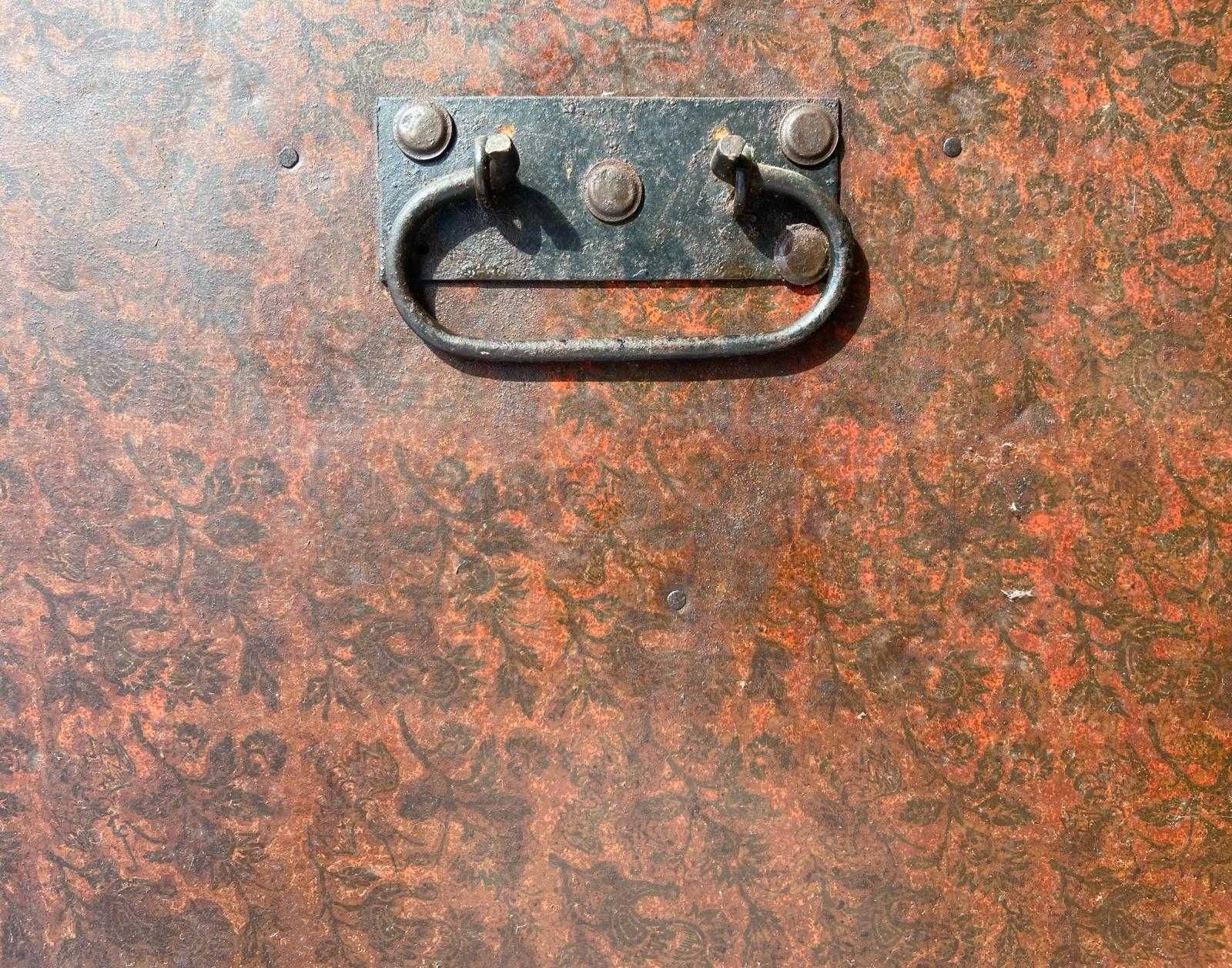 Arca antiga (madeira/metal)