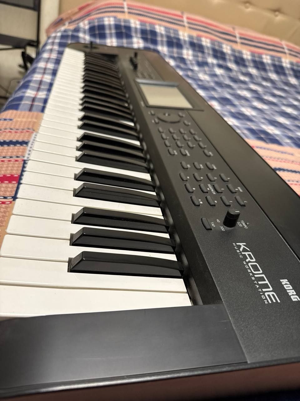 Продаю рабочую станцию KORG KROME 61.