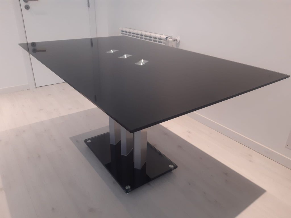 Mesa em vidro preto