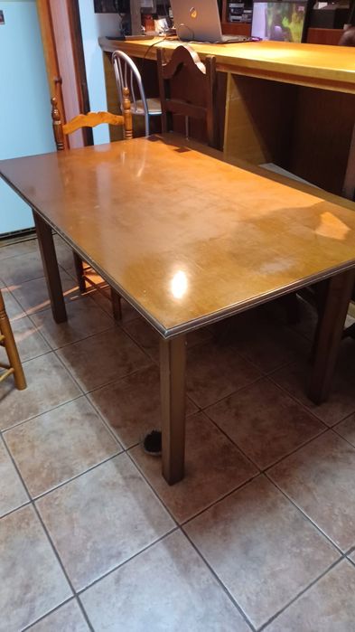 Mesa em madeira castanho