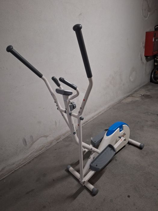 Elíptica azul desporto