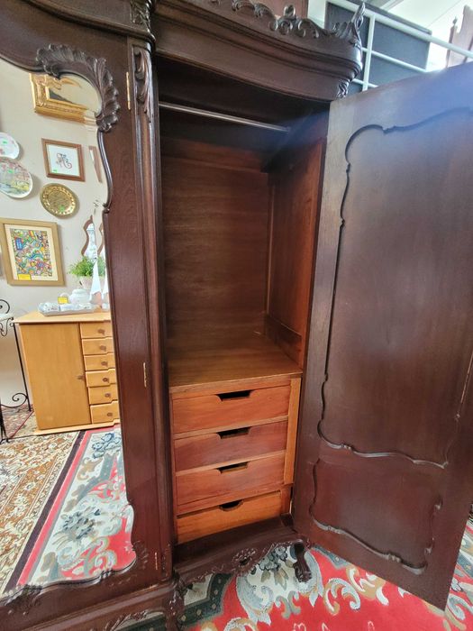 Imponente roupeiro antigo em madeira maciça - Muito b