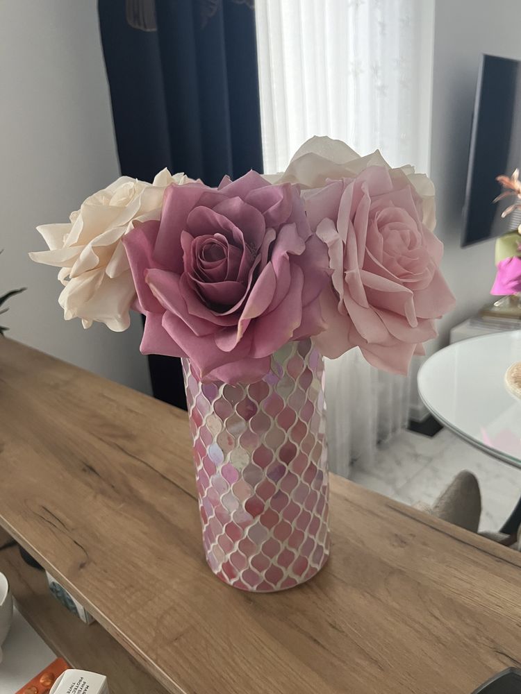 Sztuczne kwiaty i wazon