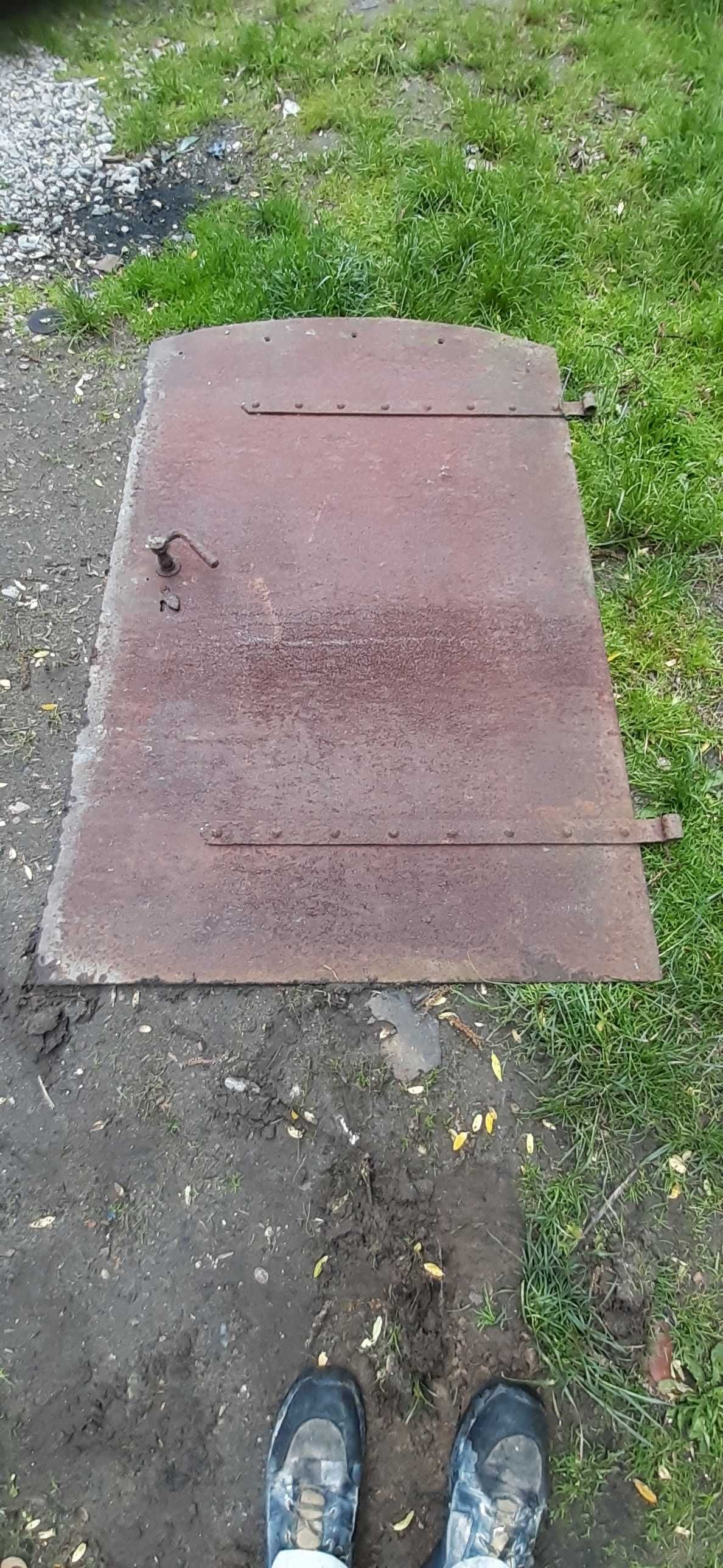 Stare drzwi, zawiasy zakuwane na nitach. Ciężkie i masywne