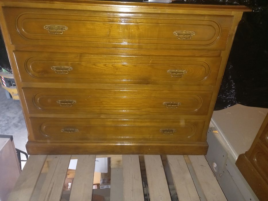 Cómoda e mesa de cabeceira