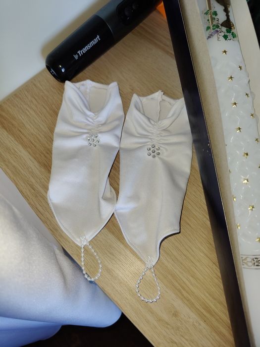 Piękna suknia komunijna z dodatkami torebka rękawiczki bolerko