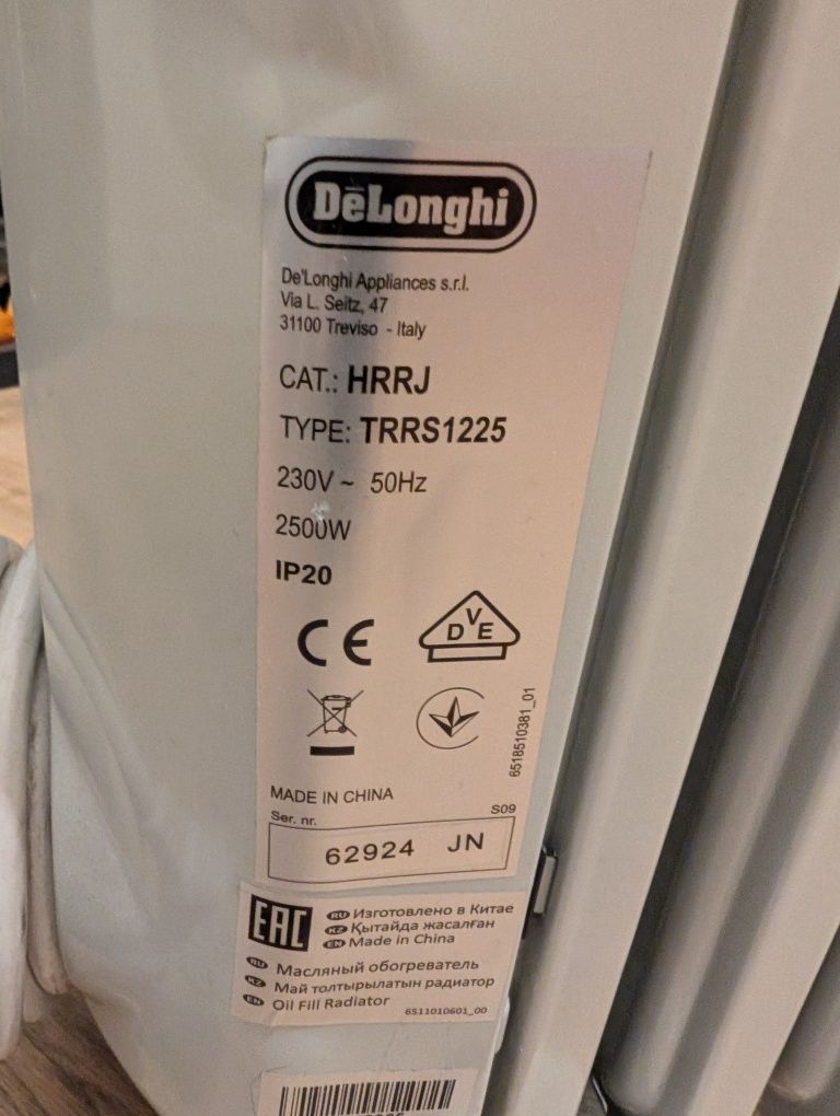 Grzejnik elektryczny olejowy 12 żeber 2500W DeLonghi TRRS1225