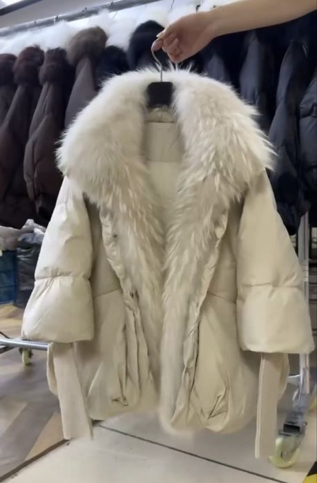 пухова куртка з коміром із натурального лисячого хутра.