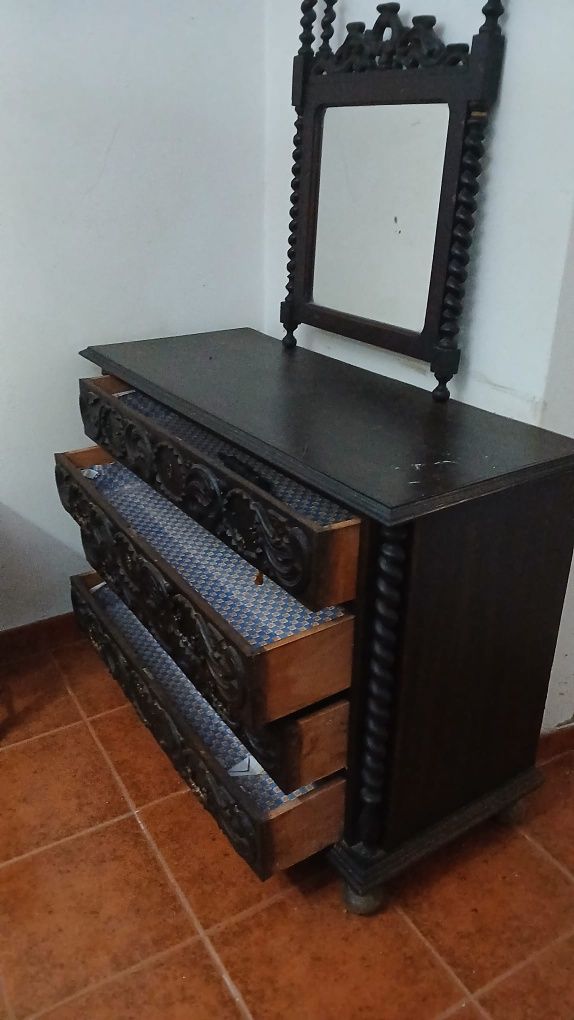 Quarto usado para venda cama, duas mesas de cabeceira, cómoda, espelho