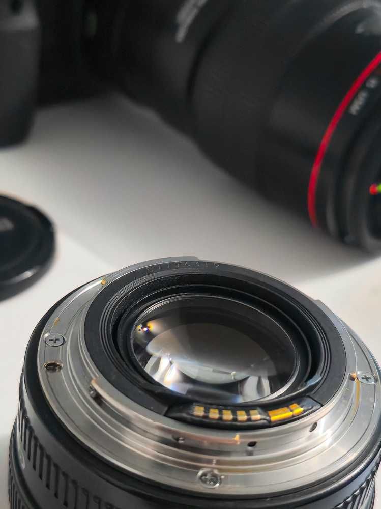 Okbiektyw Canon 50mm f/1.4 EF i kabel tethertools