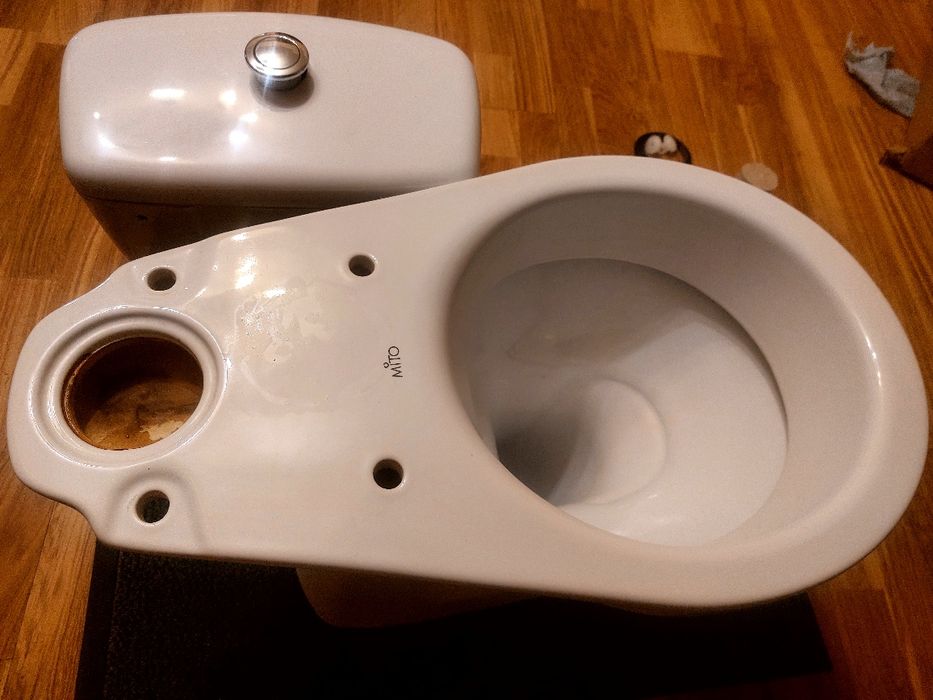 Продам унітаз разом зі змішувачам в ванну