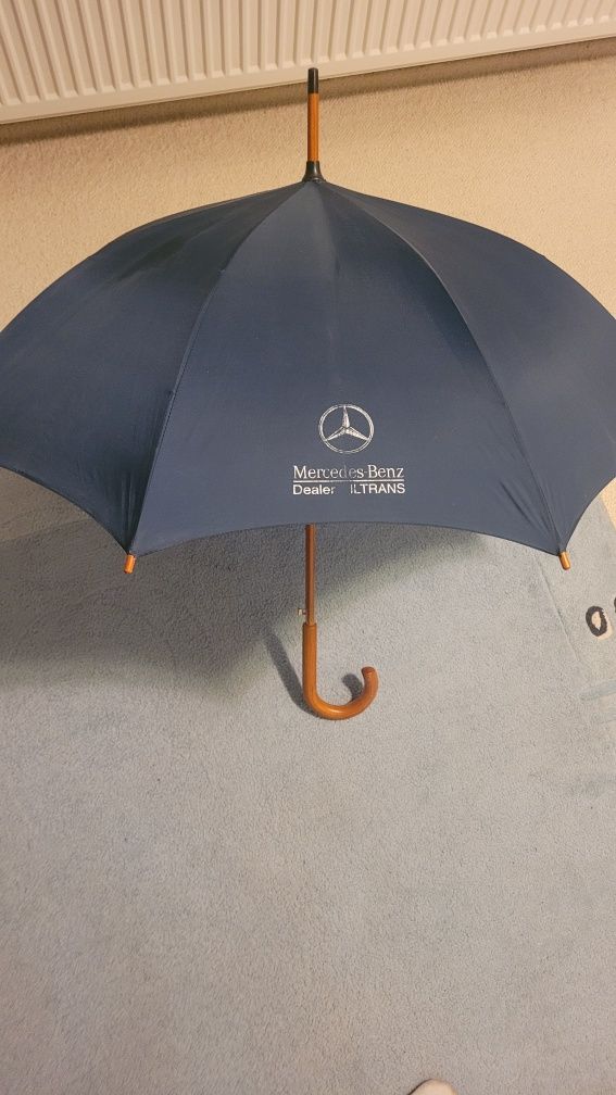 Duzy parasol z logo Mercedens  Benz
