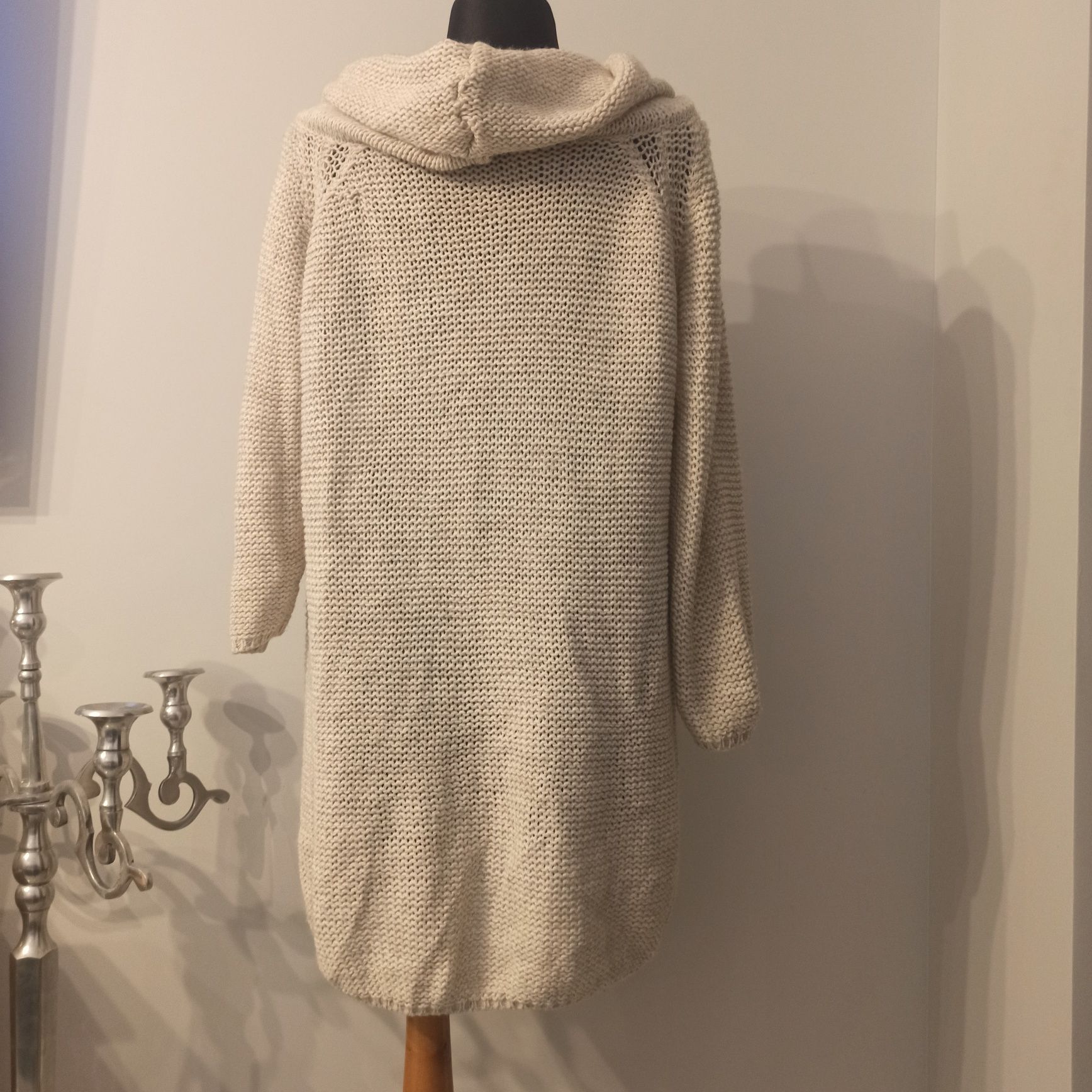 Długi beżowy sweter z kominem