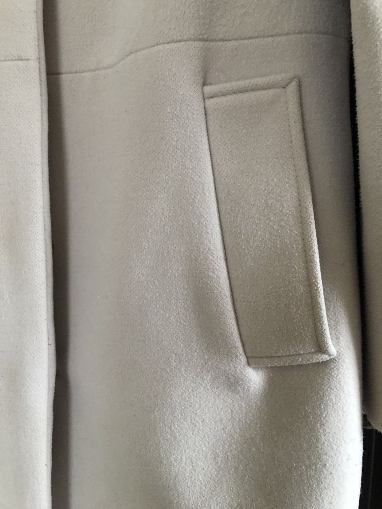 Пальто бело-бежевое с вышивкой