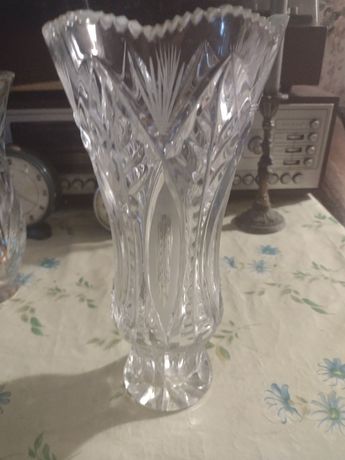 Красивые хрустальные вазы.