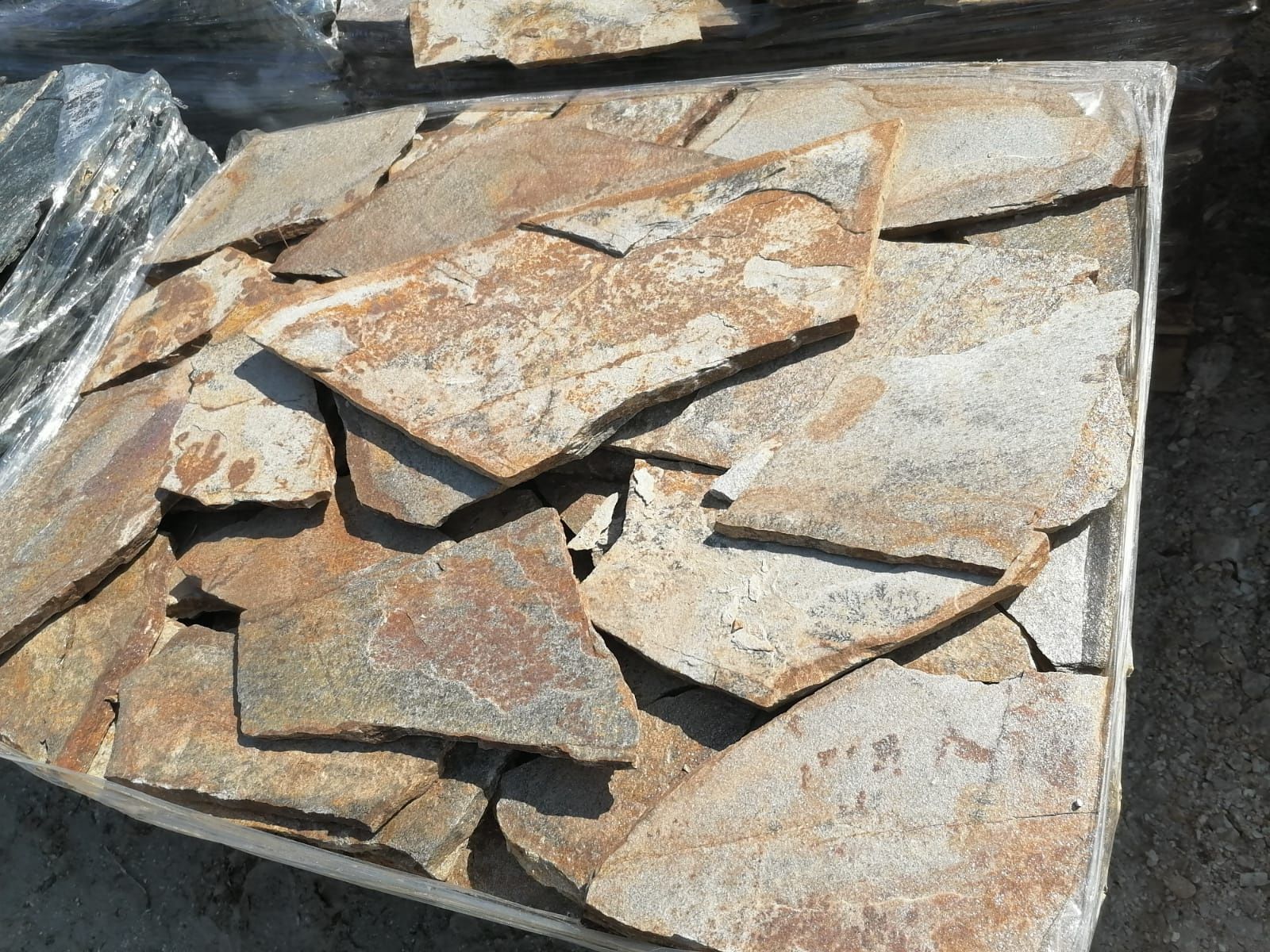 Kamień elewacyjny naturalny gnejs na elewację płaski twardy gr 1-3 cm