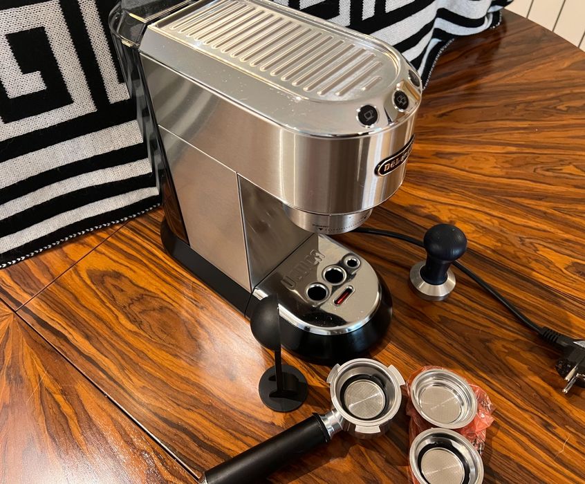 Maquina de Café DeLongui Dedica EC685 Metal