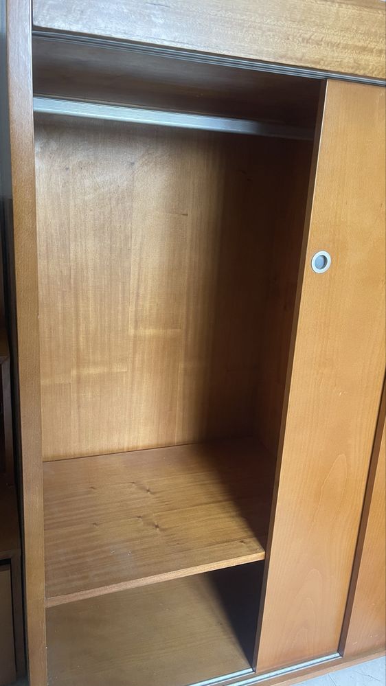 Cama madeira maciça com guarda fato embutido por baixo.
