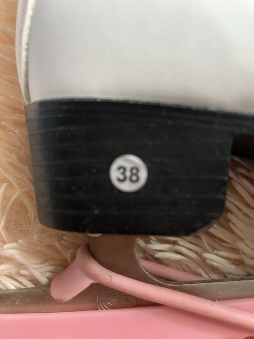 Ковзани жіночі майже нові.