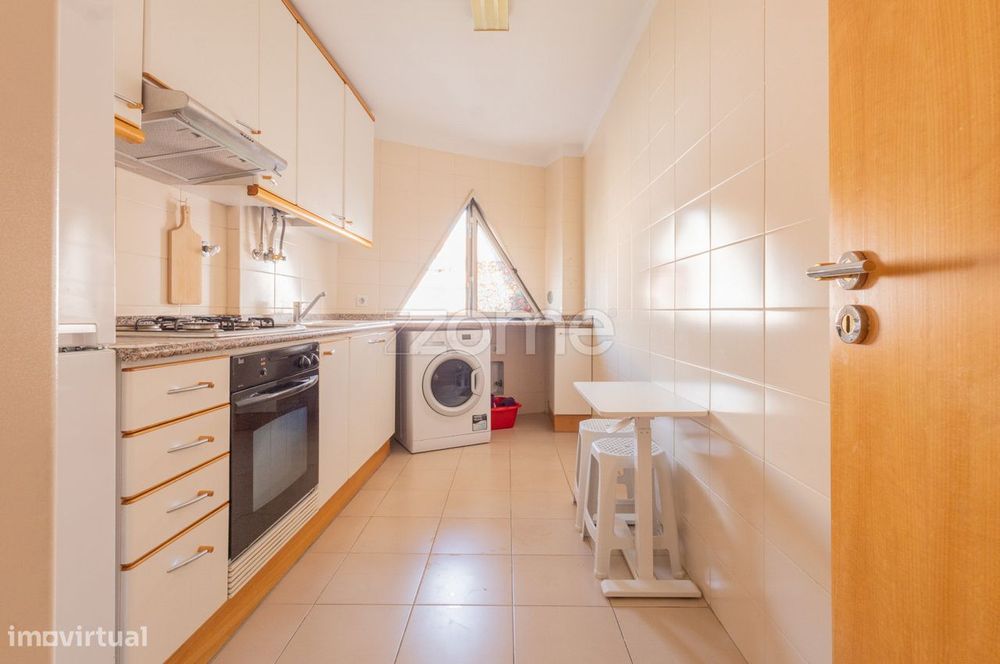 T1 com Estacionamento e Arrecadação nas Olaias