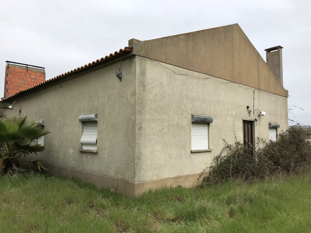 Quinta com 2 moradias e barracoes