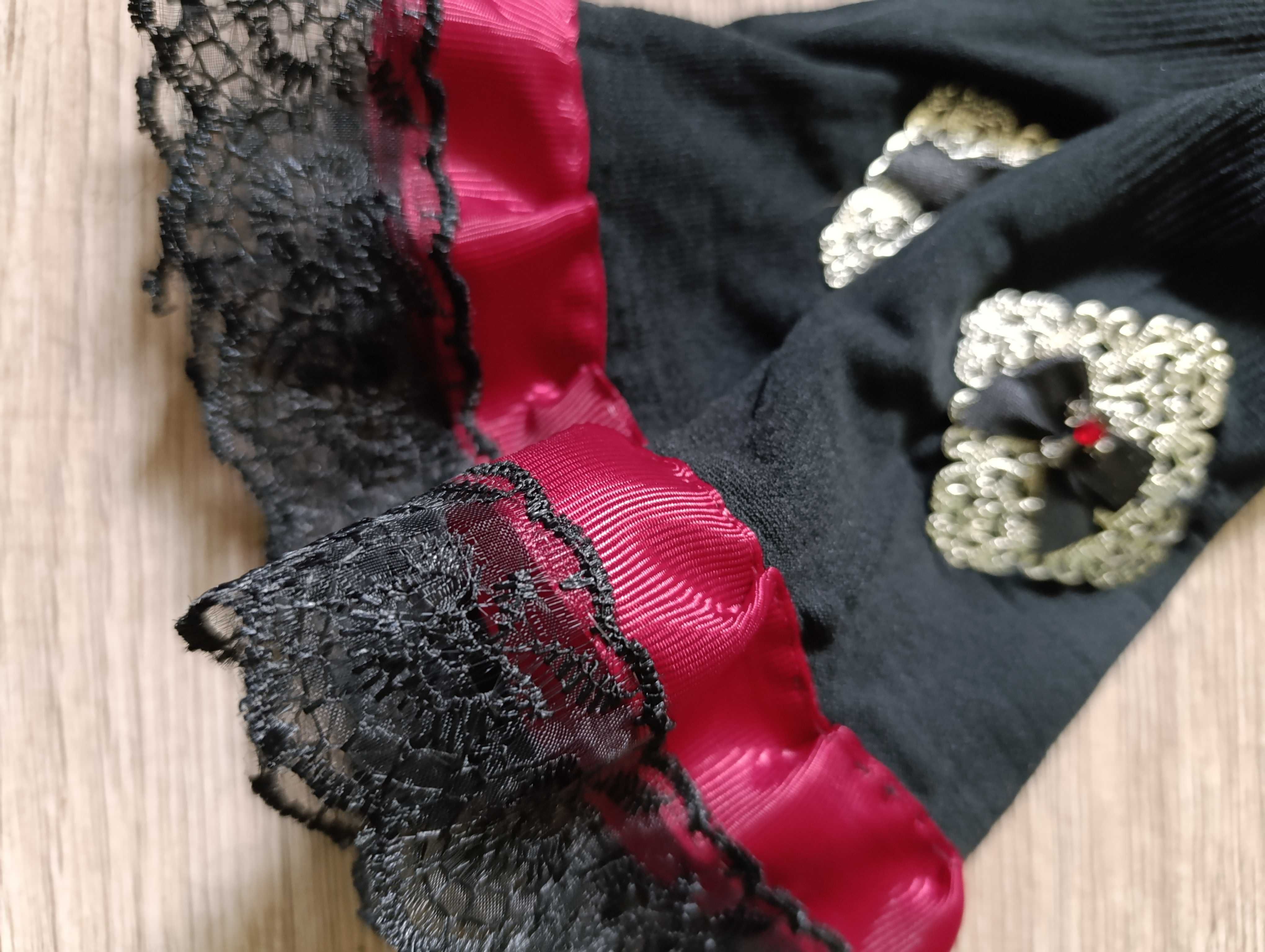 Rękawiczki dekorowane w stylu gotyckim
