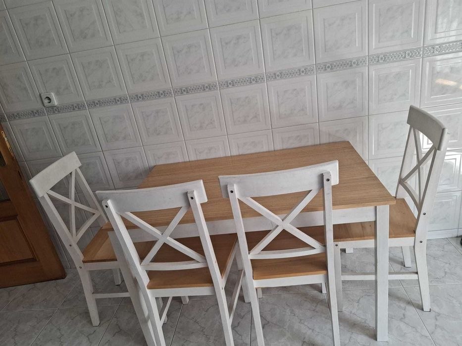 Mesa de cozinha de madeira