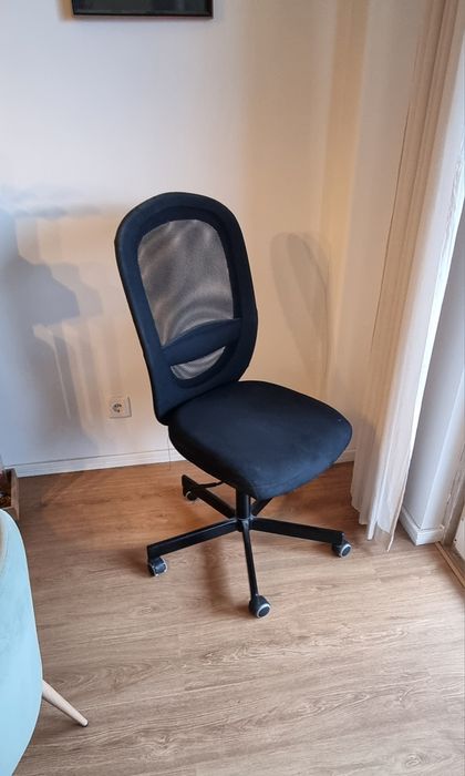 Cadeira ikea preta de escritório sem braços
