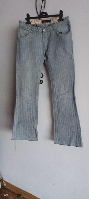 Spodnie dzwony jeans.