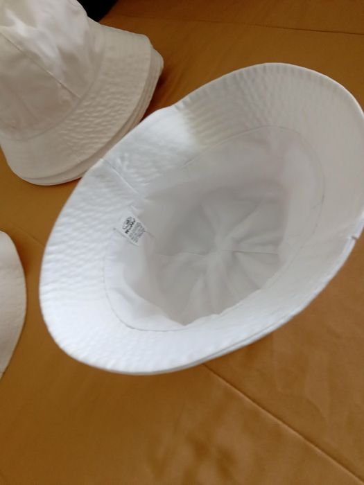 Chapéus em tecido brancos