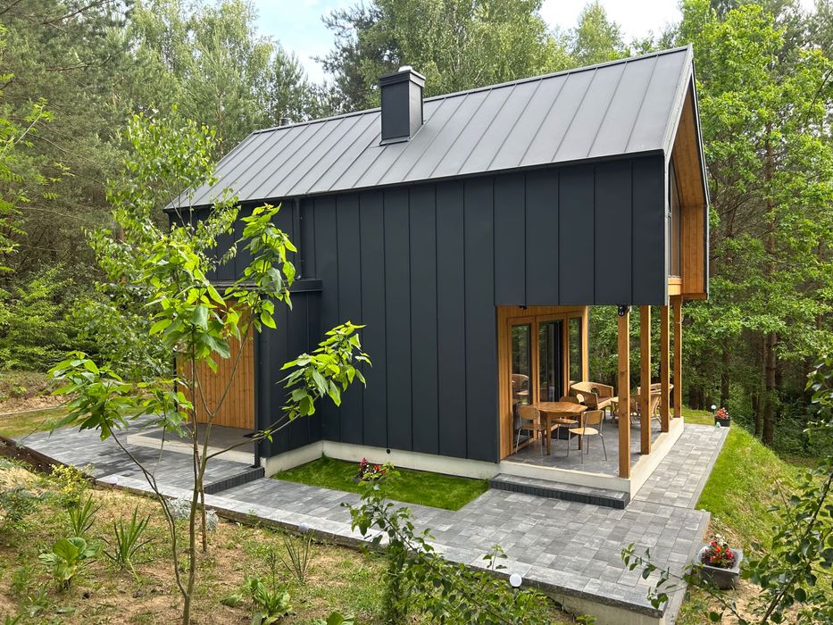 Dom w prywatnym lesie niedaleko jeziora warmińsko-mazurskie