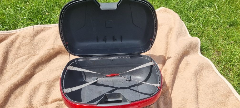 Kufry motocyklowe GIVI centralny boczne klucze led oparcie