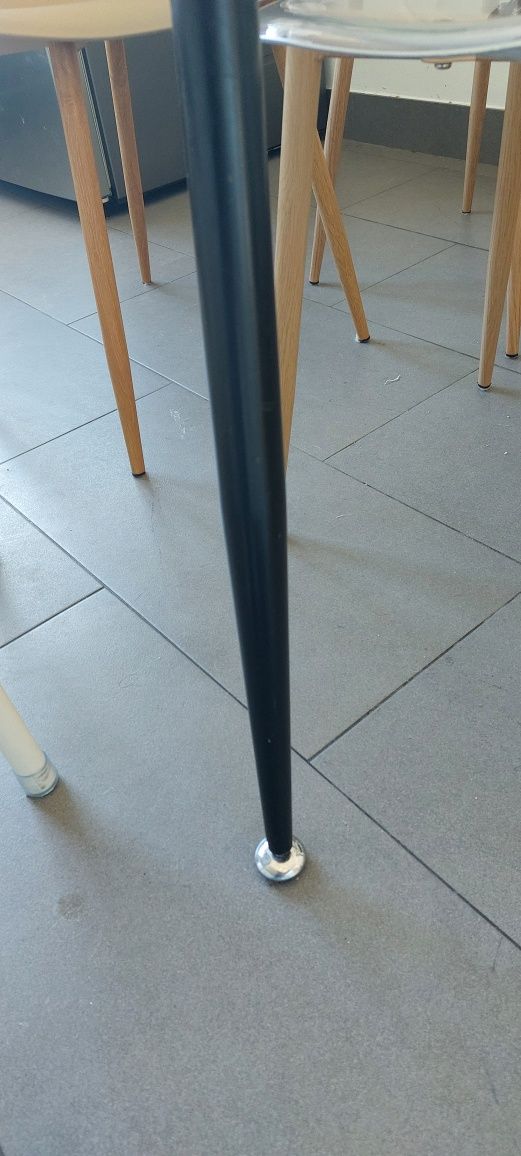Mesa rectangular com tampo em vidro temperado