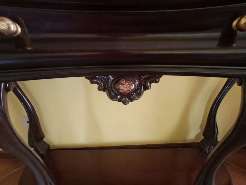 Mesa para hall em muito bom estado.