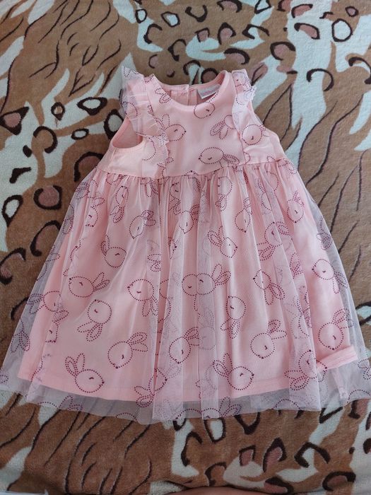 Продам нарядные платья на девочку на 1-1,5 г