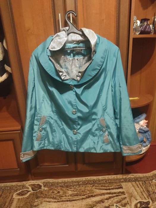 Куртки жіночі нові неодягалися